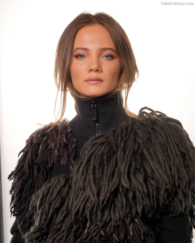 Freya Allan photo 3 of 518