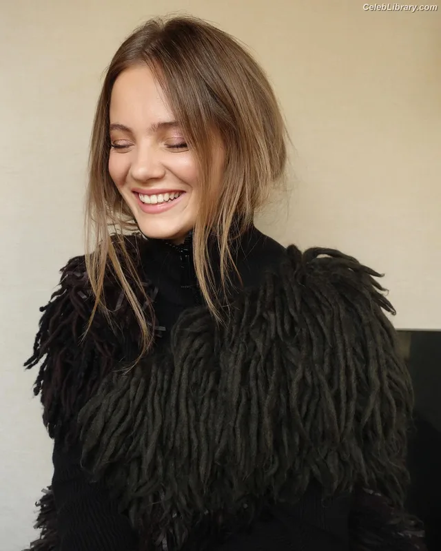 Freya Allan photo 6 of 518