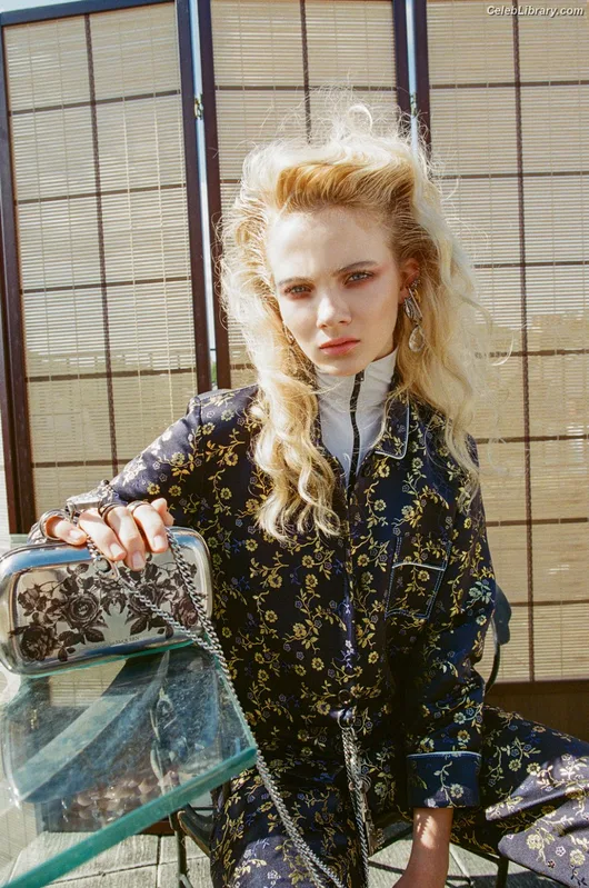 Freya Allan photo 13 of 518