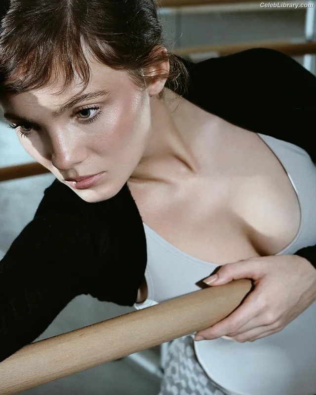 Freya Allan photo 1 of 518
