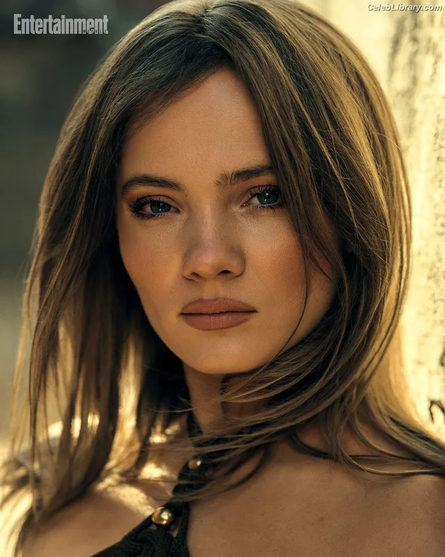 Freya Allan photo 14 of 518
