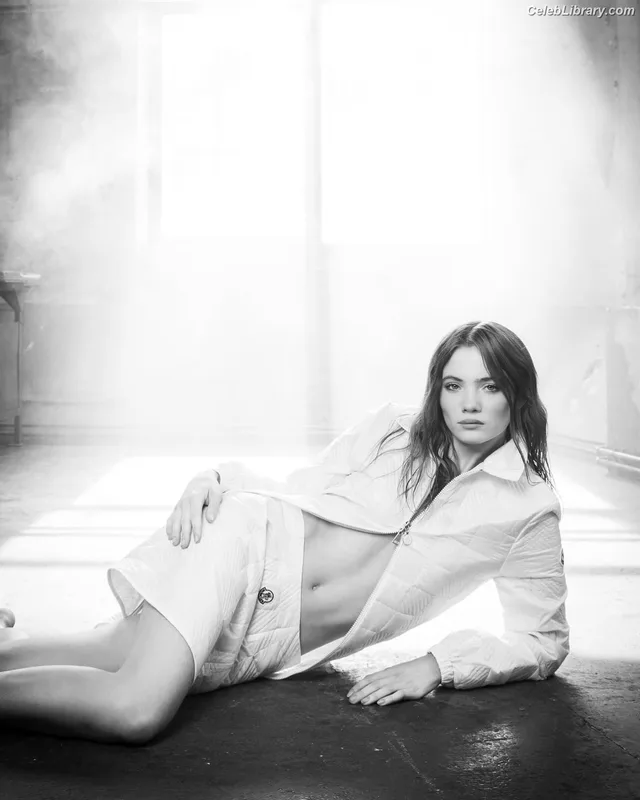 Freya Allan photo 11 of 518