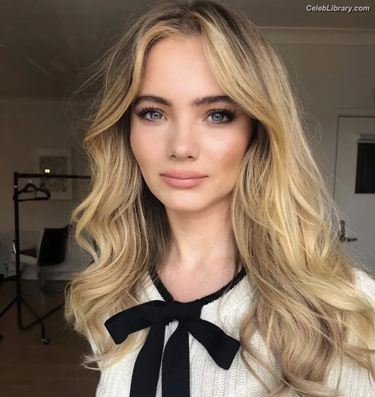 Freya Allan photo 19 of 518