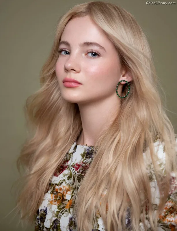 Freya Allan photo 20 of 518