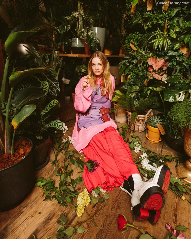Freya Allan photo 9 of 518