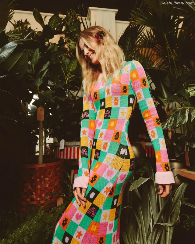 Freya Allan photo 14 of 518