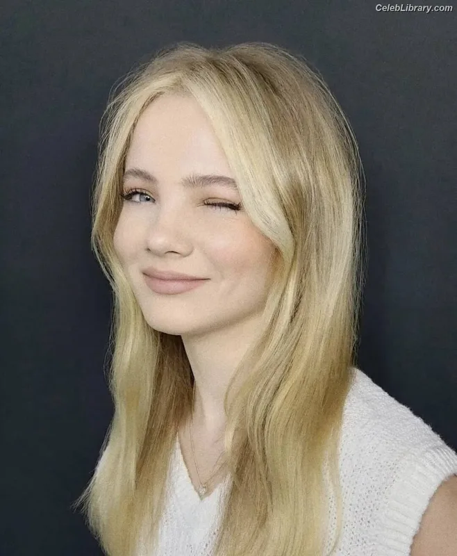Freya Allan photo 16 of 518