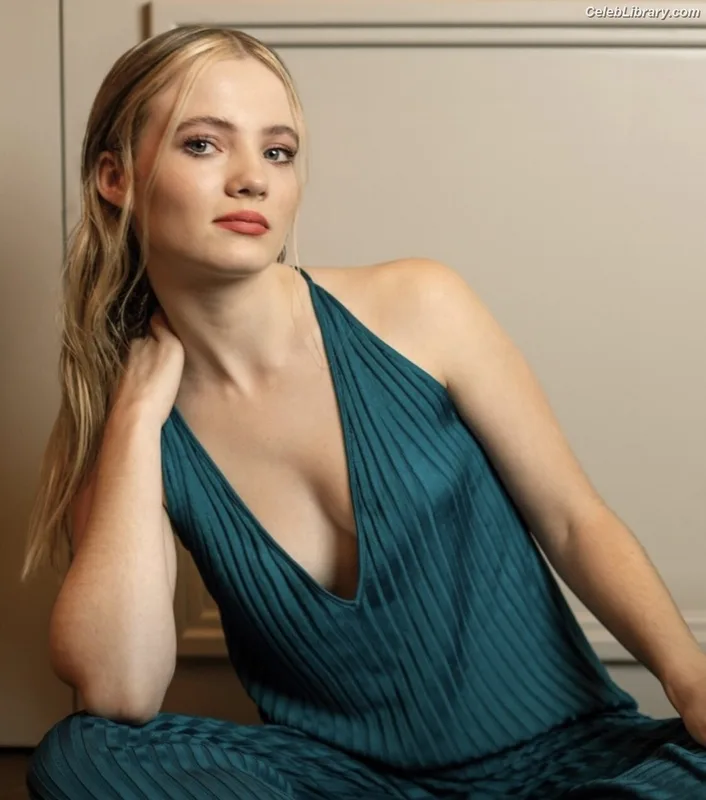 Freya Allan photo 23 of 518
