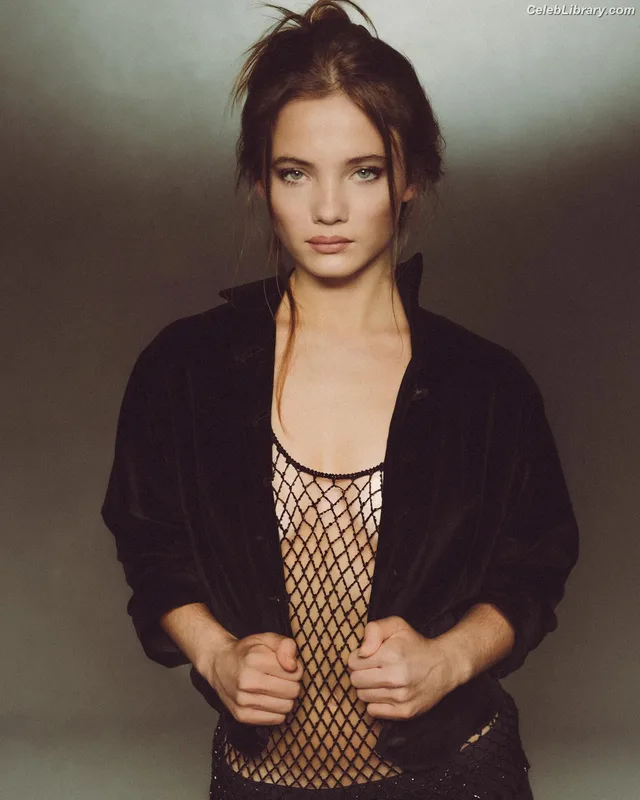 Freya Allan photo 17 of 518