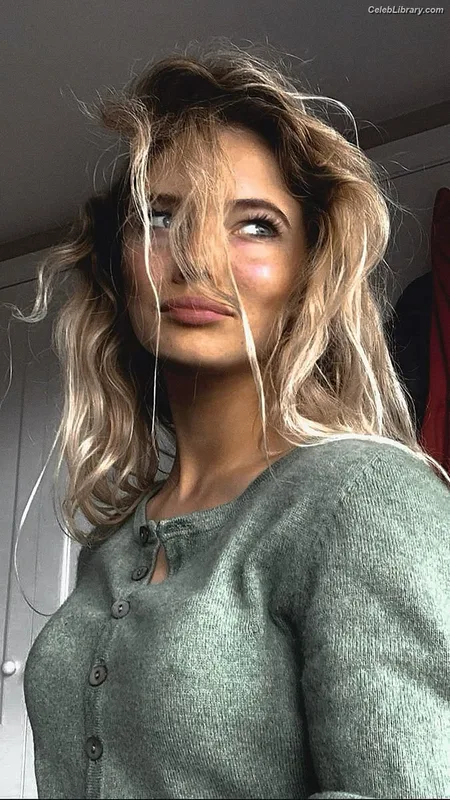 Freya Allan photo 11 of 518
