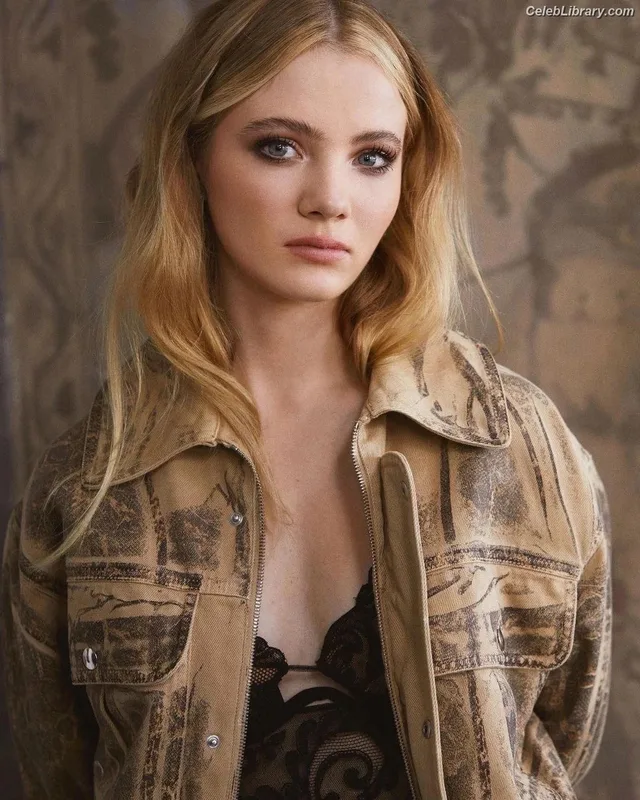 Freya Allan photo 15 of 518