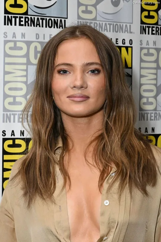 Freya Allan photo 1 of 518