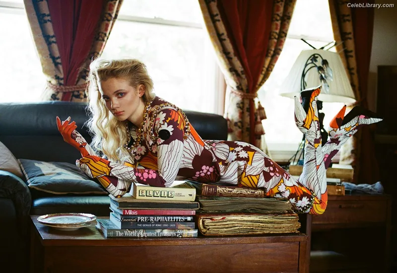 Freya Allan photo 16 of 518