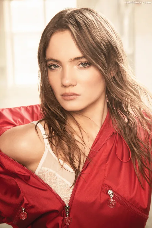 Freya Allan photo 19 of 518