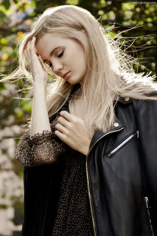 Freya Allan photo 20 of 518