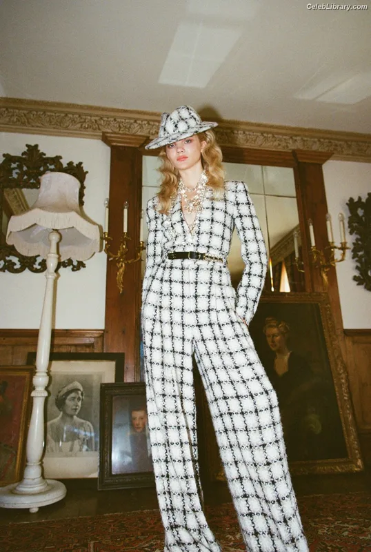 Freya Allan photo 2 of 518