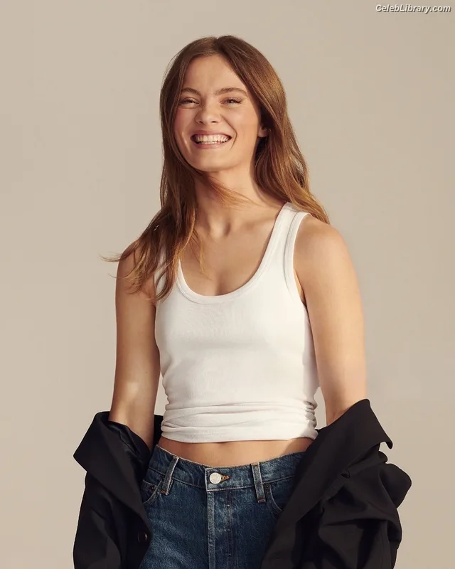 Freya Allan photo 6 of 518