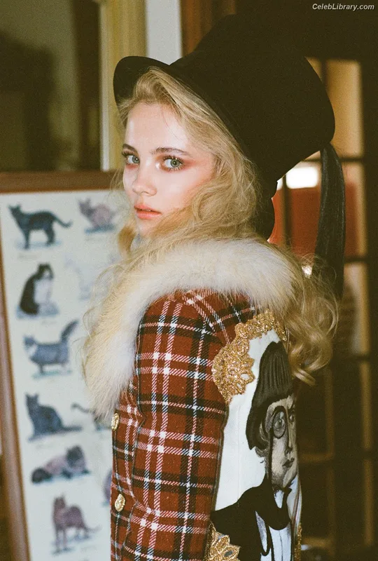 Freya Allan photo 12 of 518