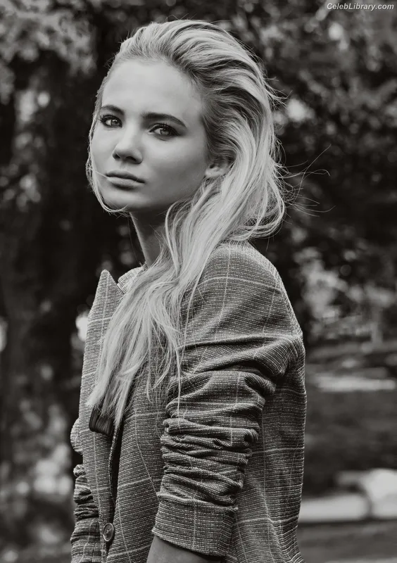 Freya Allan photo 13 of 518