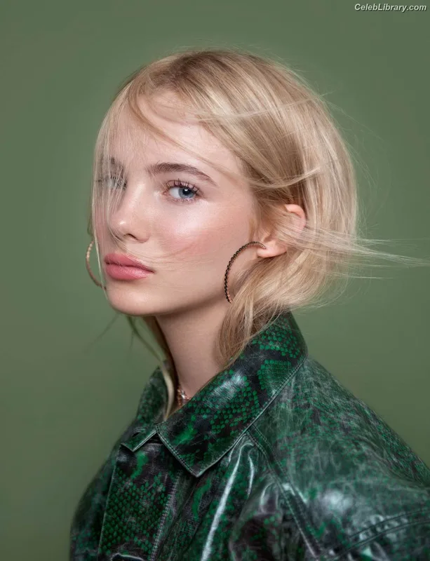 Freya Allan photo 11 of 518