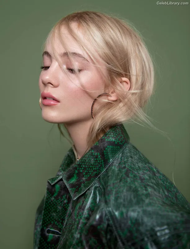 Freya Allan photo 13 of 518
