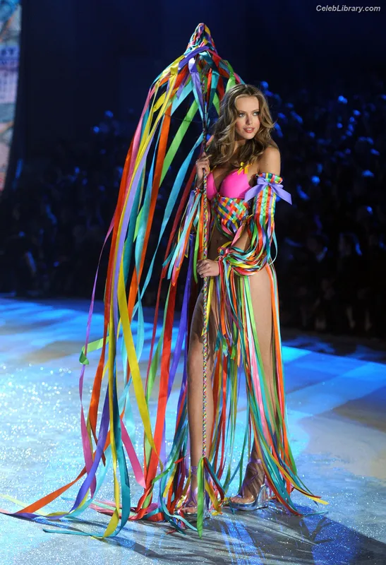 Frida Gustavsson photo 9 of 91