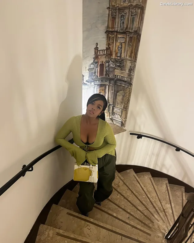 Gabriella Sarmiento Wilson (H.E.R.) photo 21 of 78