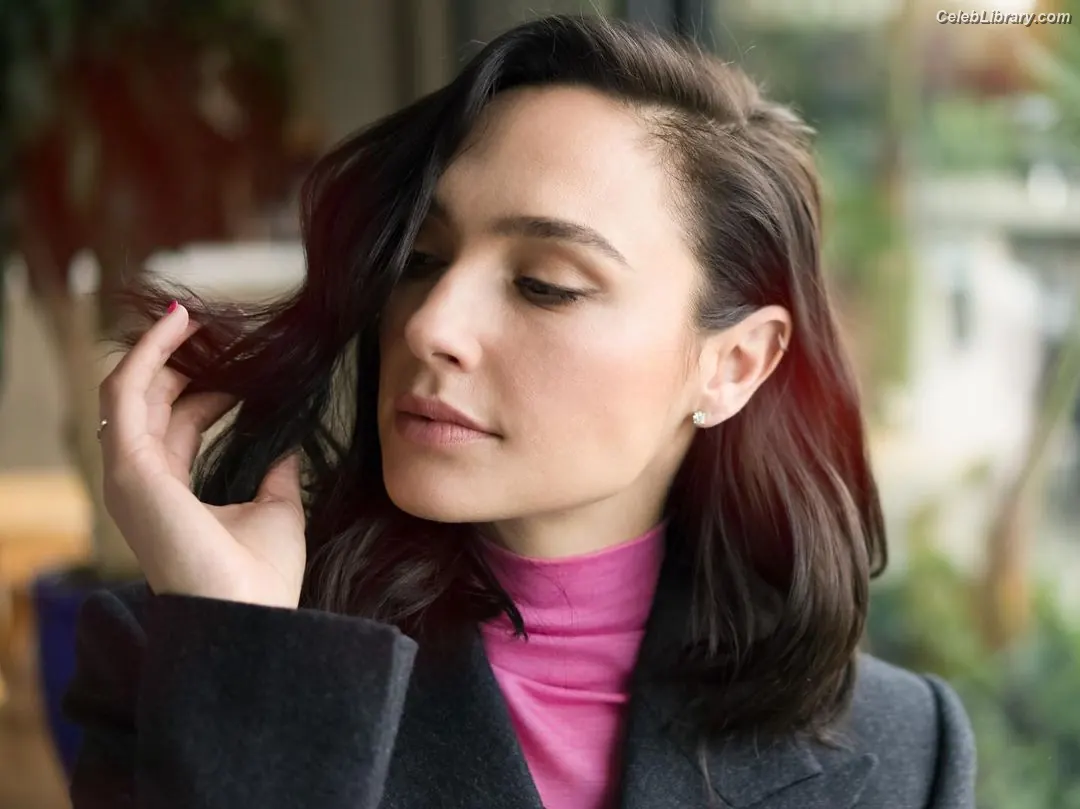 Gal Gadot photo 10 of 1473