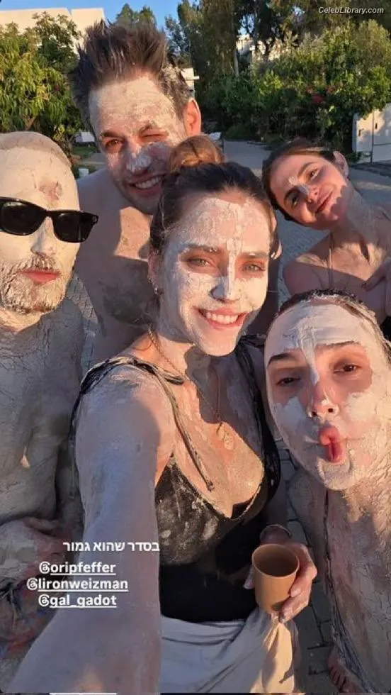 Gal Gadot photo 3 of 1473
