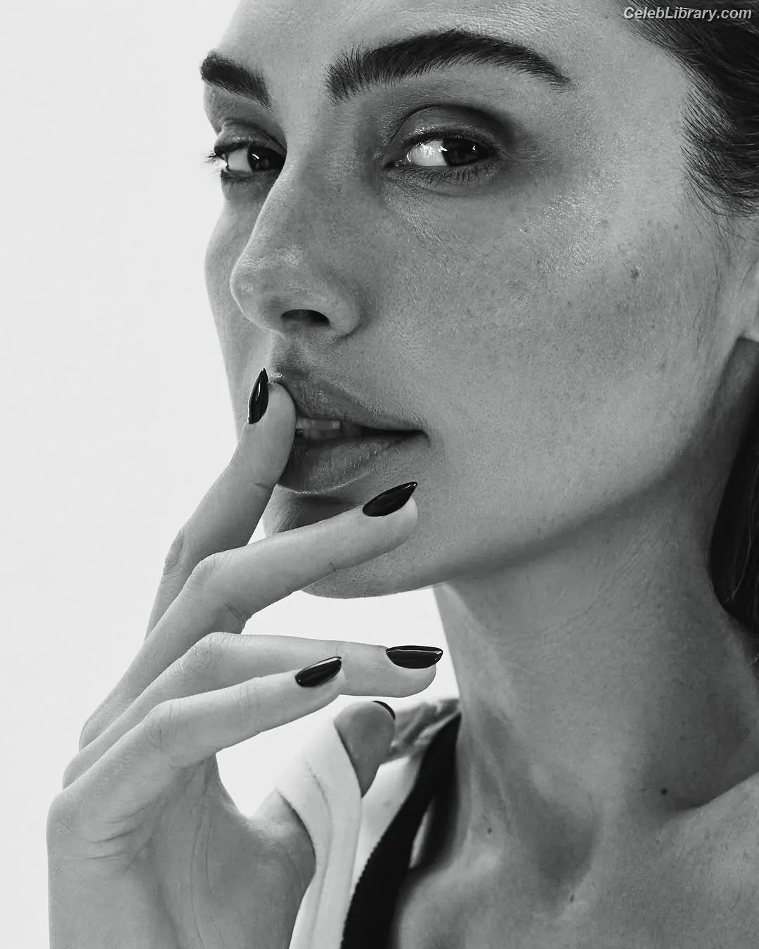 Gal Gadot photo 11 of 1473