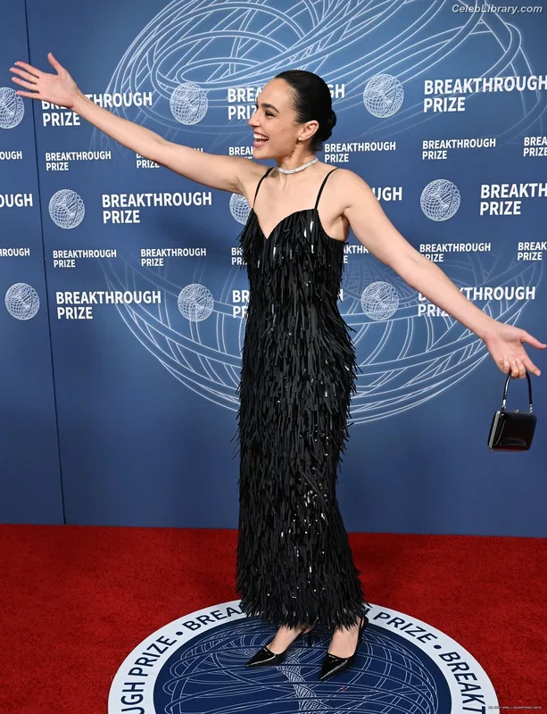 Gal Gadot photo 1 of 1471