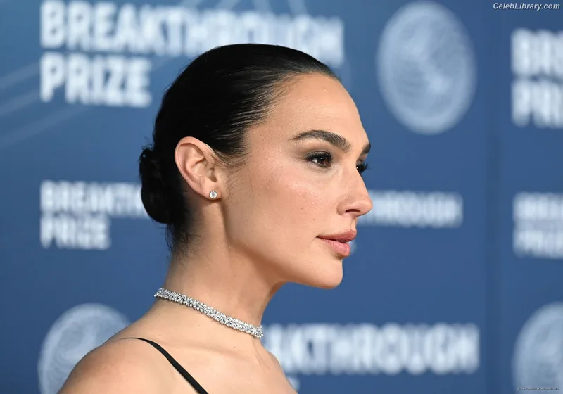 Gal Gadot photo 4 of 1471