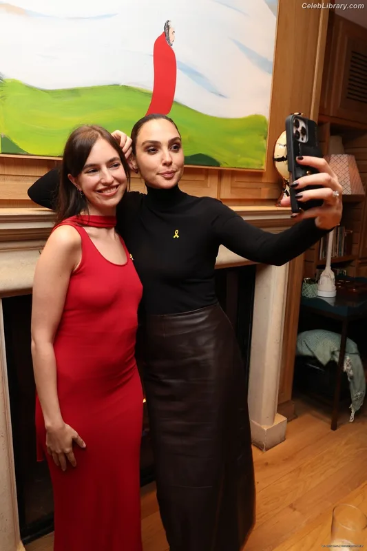 Gal Gadot photo 17 of 1471