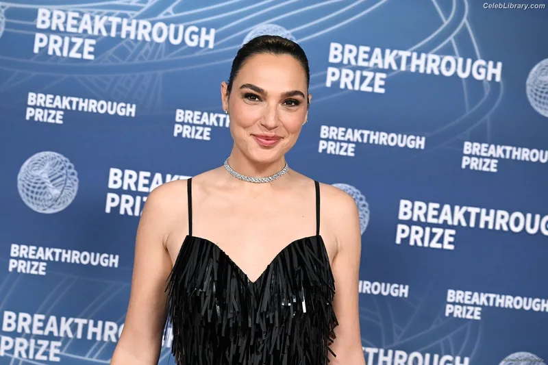 Gal Gadot photo 2 of 1471