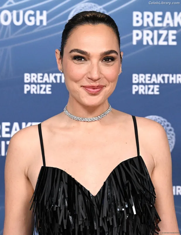 Gal Gadot photo 15 of 1471