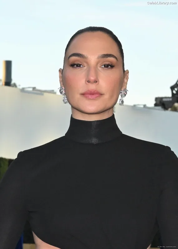 Gal Gadot photo 2 of 1471