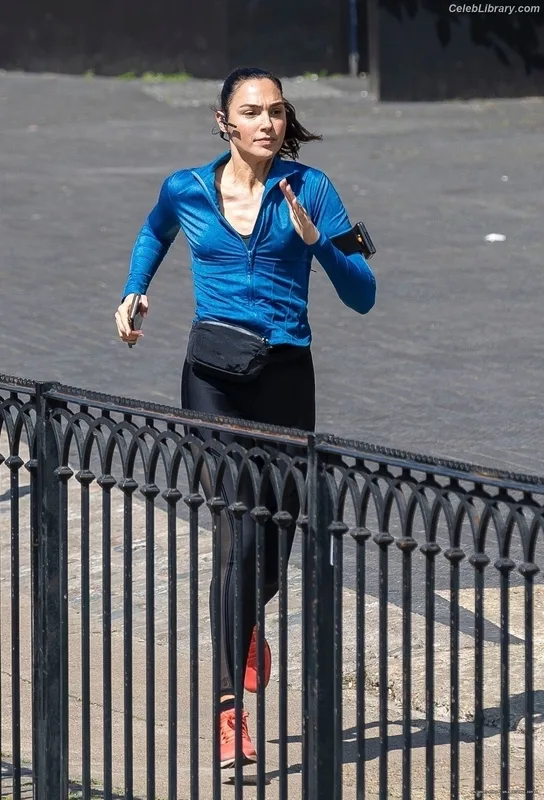 Gal Gadot photo 7 of 1471