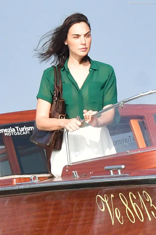 Gal Gadot photo 18 of 1471