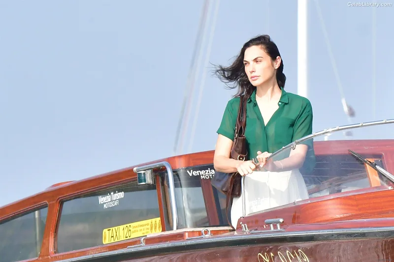 Gal Gadot photo 19 of 1471
