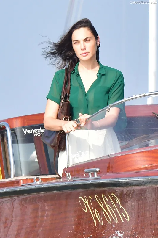 Gal Gadot photo 23 of 1471