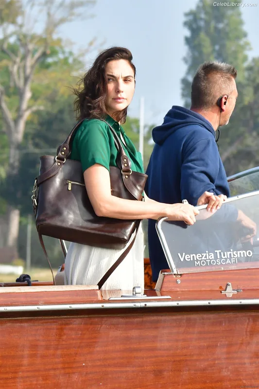 Gal Gadot photo 1 of 1471