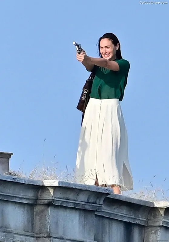Gal Gadot photo 2 of 1471