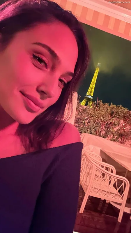 Gal Gadot photo 9 of 1471