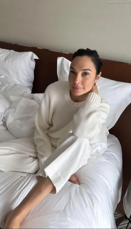 Gal Gadot photo 10 of 1471