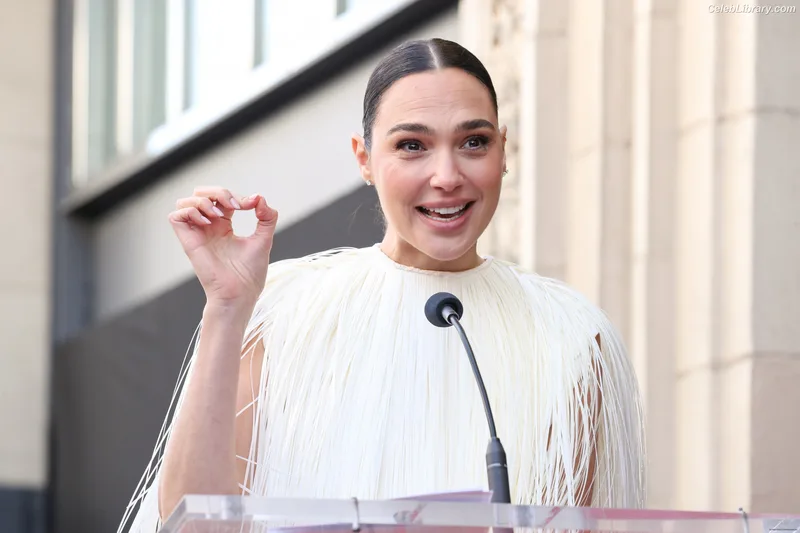 Gal Gadot photo 17 of 1471