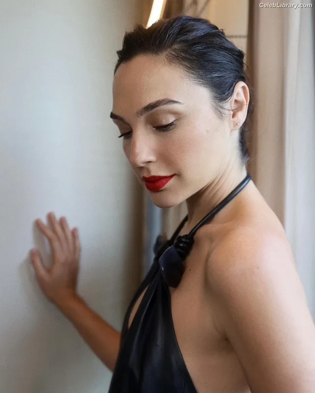 Gal Gadot photo 16 of 1471