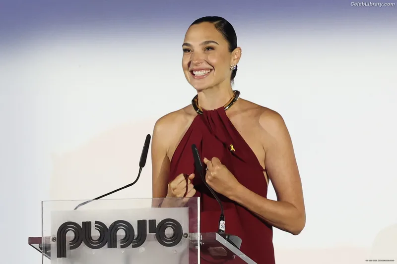 Gal Gadot photo 17 of 1471
