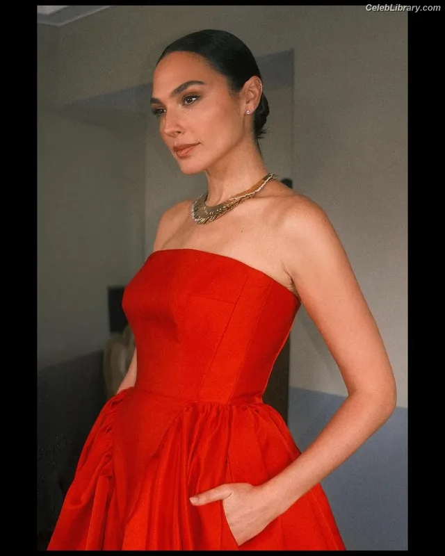 Gal Gadot photo 1 of 1471