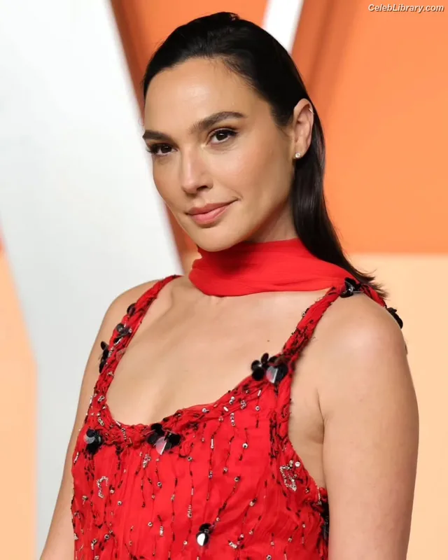 Gal Gadot photo 10 of 1471
