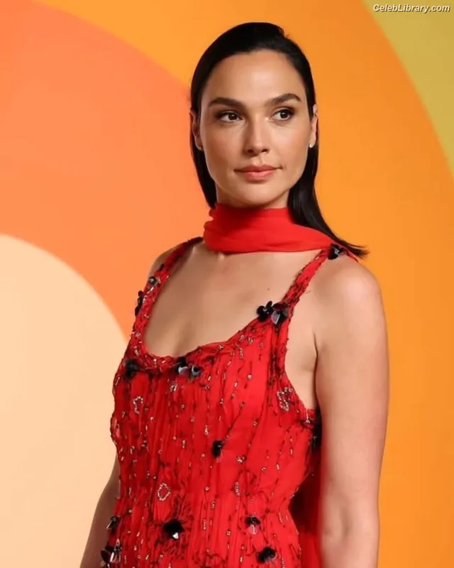Gal Gadot photo 20 of 1471
